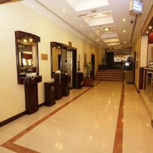 vestíbulo con espejo y peluquería en Claridge Hotel, en Dubái