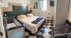 ein kleines Schlafzimmer mit einem Bett mit Handtüchern darauf in der Unterkunft NATURAL CONFITAL BEACH in Las Palmas de Gran Canaria