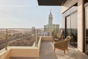 メッカにあるCourtyard by Marriott Makkahの市街の景色を望むバルコニー(椅子付)