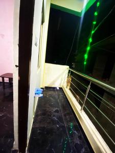 una stanza con una finestra con luci verdi di BSSN Guest House a Gwalior