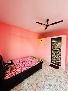 a bedroom with a bed and a ceiling fan at Sai Ekvira Farms in Surai
