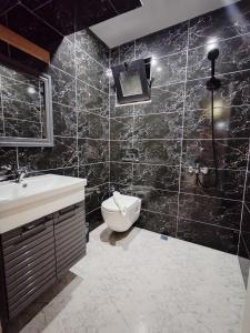 ein Badezimmer mit Toilette und Waschbecken in der Unterkunft Villa Migala-1 in Bezirgân