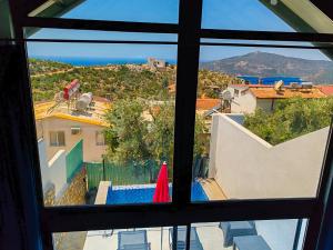 Blick auf den Pool aus dem Fenster in der Unterkunft Villa Migala-1 in Bezirgân