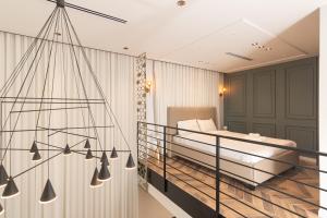 een slaapkamer met een bed en een balkon met verlichting bij Jaffa Port TLV Hotel Apartments יפו תל אביב in Tel Aviv