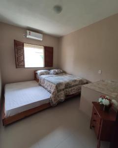 Un dormitorio pequeño con dos camas y una ventana. en Caminho das praias - Boipeba, en Isla de Boipeba