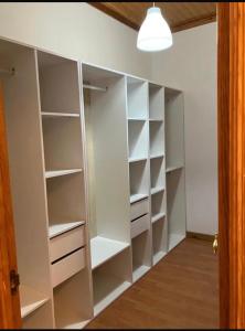 Knihovna v apartmánu + 7 fotografií