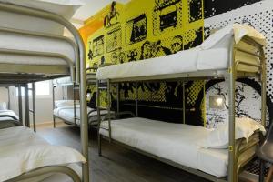 Cama o camas de una habitación en The 3 Ducks Eiffel Tower by Hiphophostels