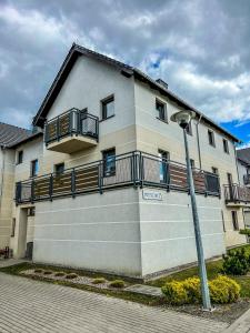 Un edificio con un balcón en el lateral. en Ametystowa Street, en Września