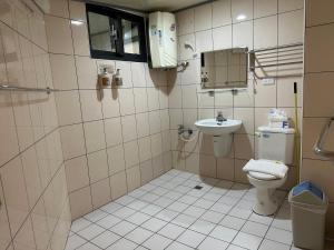 un bagno con un water e un lavandino di He Ya Leisure Land B&B a Lago Lugu