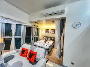 马尼拉EG Private House -BGC UPTOWN的一间卧室，墙上有两张床和一只钟 更多37张照片