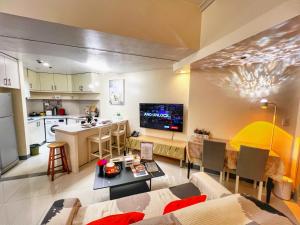 马尼拉EG Private House -BGC UPTOWN的带沙发的客厅和厨房