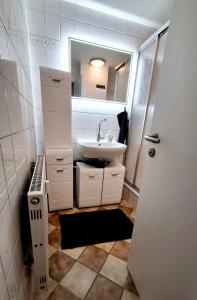 アンベルク・ブッフホルツにあるFerienwohnung in der Altstadt,4 Zentrumの洗面台と鏡のある小さなバスルーム