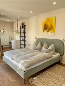 A bed or beds in a room at FEWO Studio7