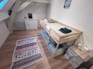 a small room with a bunk bed and a staircase at La chambre des petits voyageurs in Sennecey-lès-Dijon