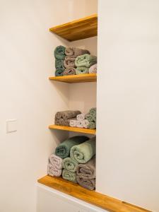 a towel rack with towels in a bathroom at Luxus-Ferienhaus mit Sauna, Hot Tub und grandiosem Panorama in Winterberg +27 photos
