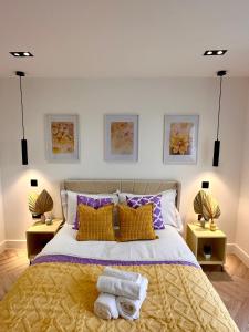 HasburyにあるR2 - Luxury Self-Contained Private En-Suite Room in Halesowenのベッドルーム1室(紫と黄色の枕が備わるベッド1台付)