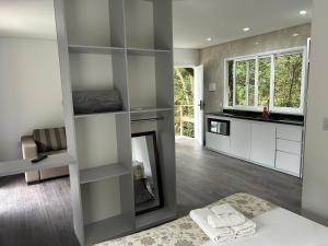 een woonkamer met een muur van planken bij Pousada Jardim Da Lagoa in Florianópolis