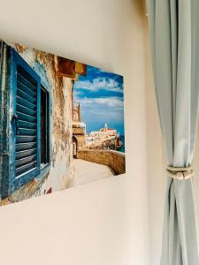 une vue depuis une fenêtre sur un mur dans l'établissement Mimì Maison Bari, à Bari 55 autres photos