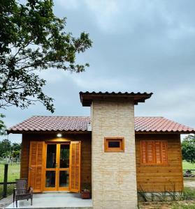 a small house with a red roof at Morada da Lagoa in Garopaba