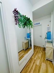 un miroir sur le mur d'une pièce dans l'établissement Mimì Maison Bari, à Bari