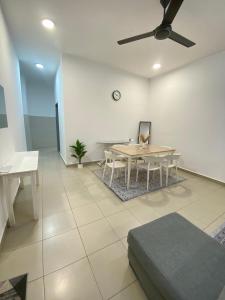 ein Esszimmer mit einem Tisch und einem Deckenventilator in der Unterkunft Syakif Homestay HICOM University in Pekan