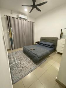 ein Schlafzimmer mit einem Bett und einem Deckenventilator in der Unterkunft Syakif Homestay HICOM University in Pekan