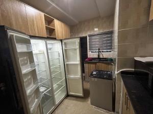 Kuchyň nebo kuchyňský kout v ubytování Abiodun Prime Apartment