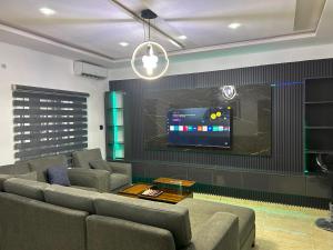 TV a/nebo společenská místnost v ubytování Abiodun Prime Apartment