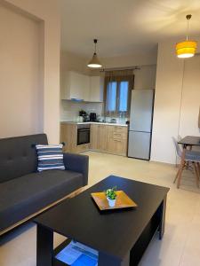 una sala de estar con un sofá y una mesa en Villa Marialena III, en Kato Gatzea