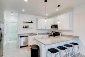 Φωτογραφία από το άλμπουμ του Garage Game Room King Bed σε Vineyard