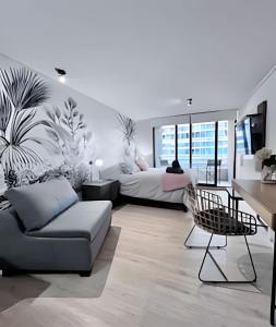 a living room with a bed and a couch at Estudio chic al costado CLC in Santiago +32 photos