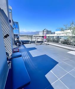 a tennis court on top of a building at Estudio chic al costado CLC in Santiago
