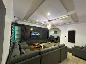 Posezení v ubytování Abiodun Prime Apartment + 9 fotografií