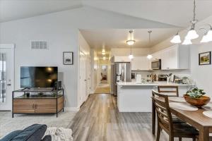 Gallery image of FrontRunner Lehi Station Fully Equipped Kitchen in Lehi +38 photos