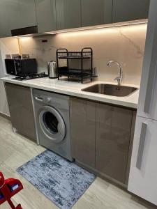 Azizi Riviera studioにあるキッチンまたは簡易キッチン +7枚の写真