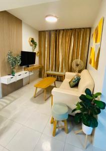 TV a/nebo společenská místnost v ubytování 2-Room Cozy Condo in Cebu
