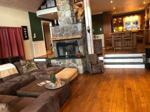 a living room with a couch and a fireplace at Hytta Kalven in Lunner