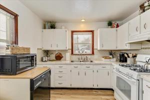 Fotografie z fotogalerie ubytování King Bed Full Kitchen Central Location v destinaci West Valley City