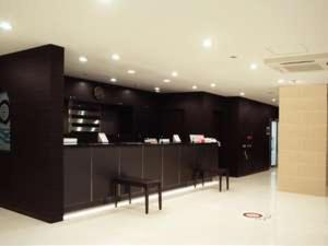 una cocina con armarios negros y una encimera negra en AZ Inn Higashi Omi Notogawa Ekimae, en Higashiomi