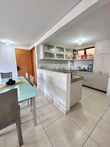 una cucina con un tavolo e un piano di lavoro di Resort Paraiso do Atlântico - Beira Mar pé na areia a Cabedelo