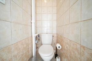 a bathroom with a toilet in a tiled wall at Appartement familial - proche Paris in Alfortville +9 photos