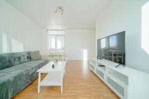 a living room with a couch and a tv at Appartement familial - proche Paris in Alfortville