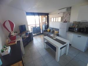 Kuchyňa alebo kuchynka v ubytovaní Chez Fifi au Barcarès
