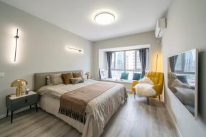 Postel nebo postele na pokoji v ubytování 上海柠檬汁民宿 Shanghai lemon juic B&B -Shanghai Lemon Deluxe Room外滩南京东路步行街