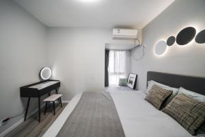 Postel nebo postele na pokoji v ubytování 上海柠檬汁民宿 Shanghai lemon juic B&B -Shanghai Lemon Deluxe Room外滩南京东路步行街
