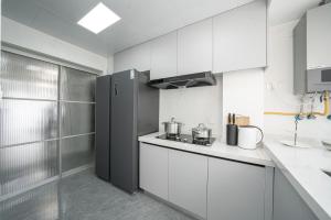 Kuchyň nebo kuchyňský kout v ubytování 上海柠檬汁民宿 Shanghai lemon juic B&B -Shanghai Lemon Deluxe Room外滩南京东路步行街