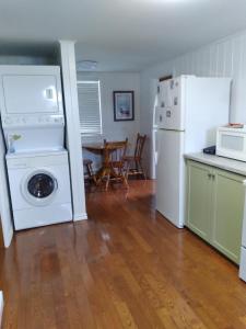 una cucina con un frigorifero bianco e un tavolo di Above The Tickle a Twillingate