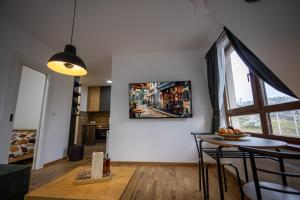 Η κουζίνα ή μικρή κουζίνα στο Apartmani RAZVIGORA - DivčiNova
