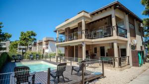 une villa avec piscine et une maison dans l'établissement Médano 29 Departamentos en alquiler, à Las Gaviotas