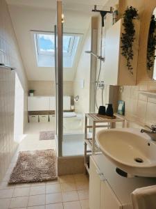 Bilik mandi di Schönes Apartment mit traumhaftem Bergblick! +28 gambar
